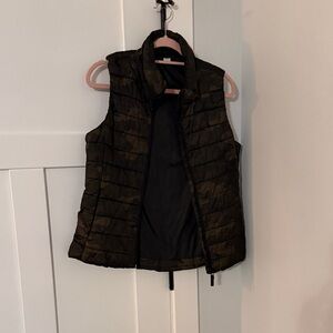 Old Navy Women's Quilted Vest - Dark Olive Camo Pattern